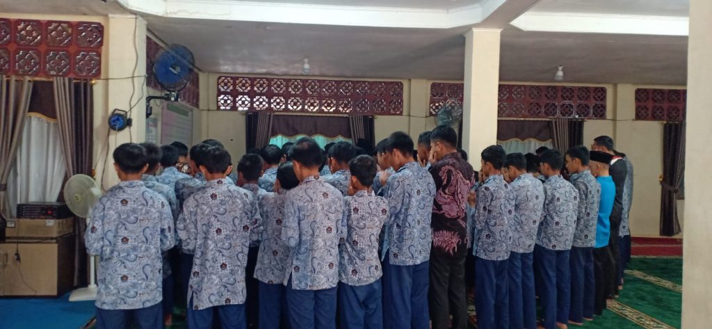 MTsN 12 Tanah Datar salurkan bantuan Rp. 4.400.000 untuk Palestina