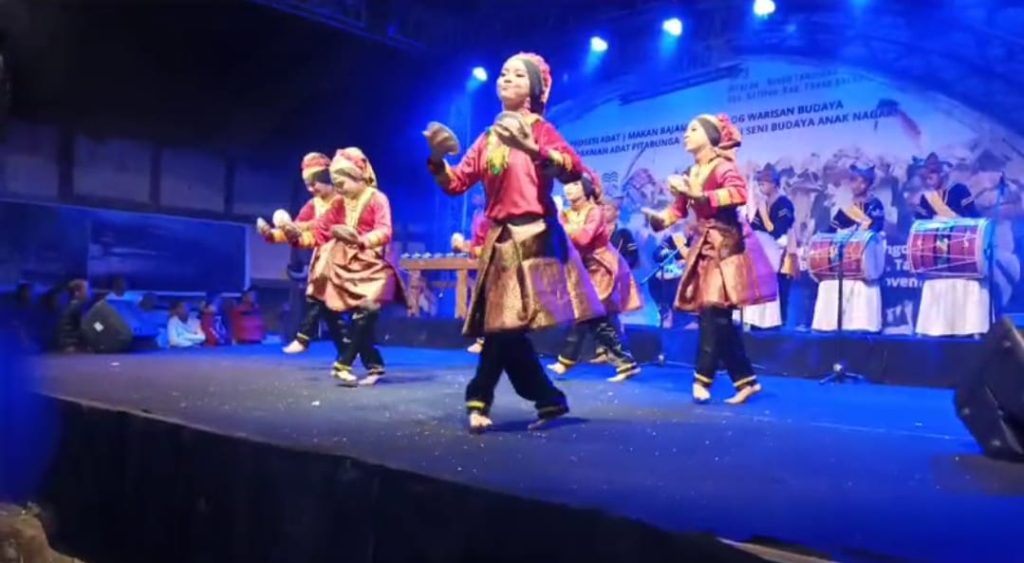 Tari Pacah Piriang MTsN 12 Tanah Datar memukau Penonton Galanggang Arang