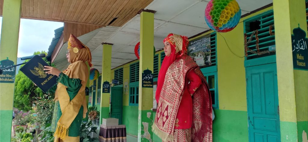 Rayakan Puncak Peringatan Hari Guru Nasional dan HUT PGRI Ke-78 Tahun 2023, Pendidik dan Tendik MTsN 12 Tanah Datar Kenakan Beragam Kostum Adat Minang