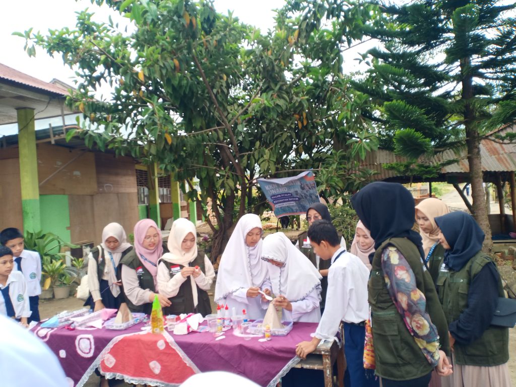 Nikmati proses di madrasah merdeka, Siswa MTsN 12 Tanah Datar simulasikan erupsi gunung berapi dibimbing Mahasiswa KKN Tematik dari kampus merdeka Unand Padang