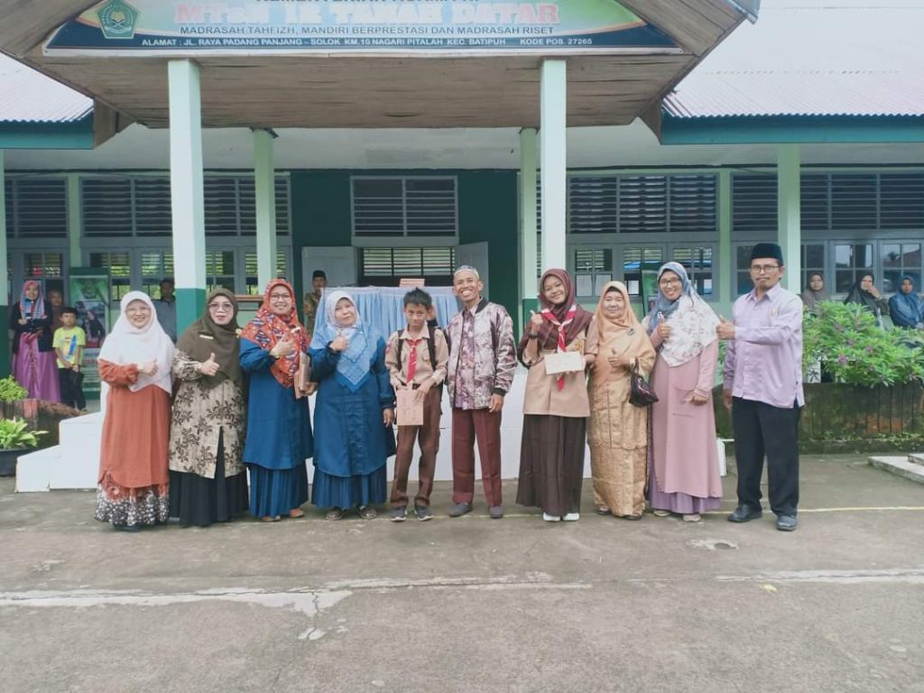 Pembelajaran di MTsN 12 Tanah Datar Tahun Pelajaran 2023-2024 Ditutup Dengan Pembagian Rapor Hasil Evaluasi