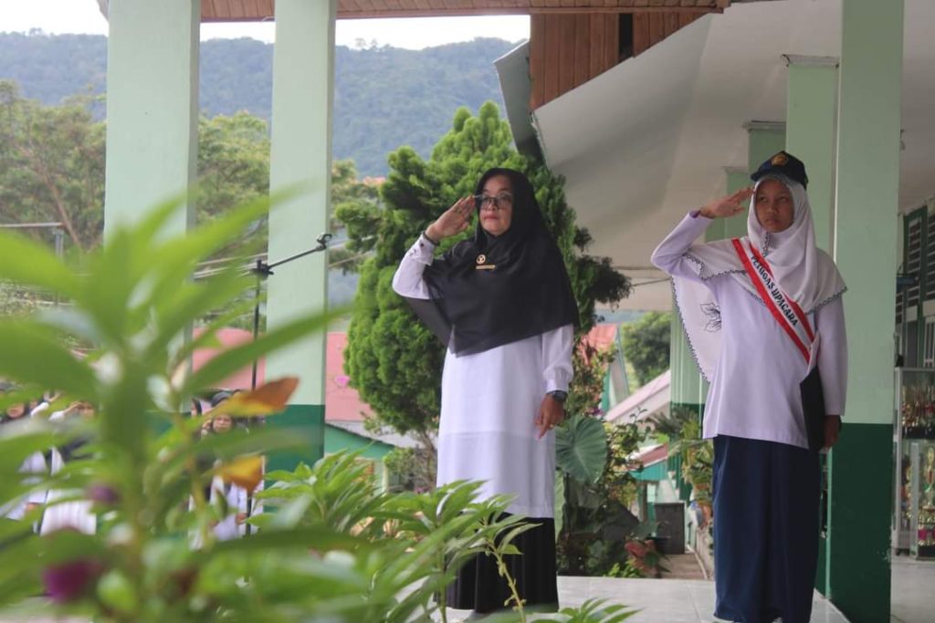 Kepala MTsN 12 Tanah Datar Semangati Siswa di Hari Pertama Masuk Sekolah