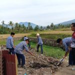 MTsN 12 Tanah Datar Gelar Gotong Royong Massal, Dukung dan Sambut Gerakan Tanah Datar Bersih dan HUT RI ke-80