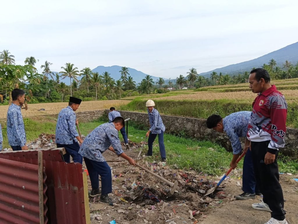 MTsN 12 Tanah Datar Gelar Gotong Royong Massal, Dukung dan Sambut Gerakan Tanah Datar Bersih dan HUT RI ke-80
