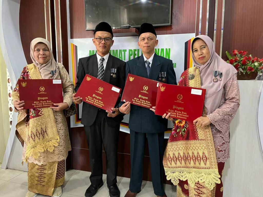 Lima Guru MTsN 12 Tanah Datar Terima Satya Lencana Satya Karya di HUT Ke-80 Kemerdekaan RI