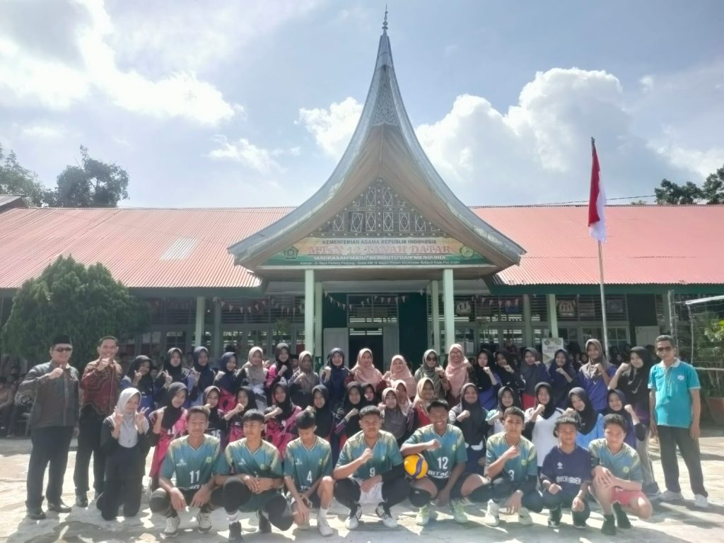 Sinergi Melalui Olahraga, MTsN 12 Tanah Datar Gelar Sparing Voli Segitiga