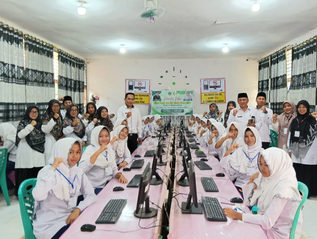 Pantau Pelaksanaan TKA, Kakan Kemenag Tanah Datar Kunjungi MTsN 12 Tanah Datar