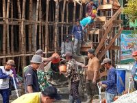 Wujudkan Pelayanan Prima, Komite dan Keluarga Besar MTsN 12 Tanah Datar Gotong Royong Pengecoran Ruang Kelas Baru