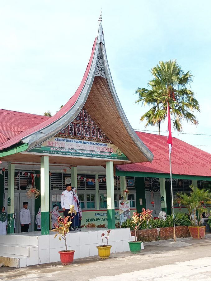 Hari Pertama Masuk Madrasah, Kakankemenag Tanah Datar Buka MATAMUDA dan Beri Motivasi Masa Depan di MTsN 12 Tanah Datar