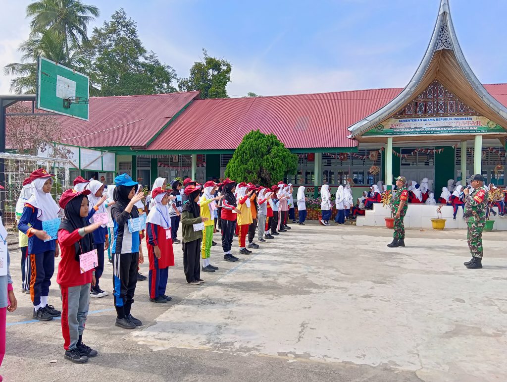 Tempa Kedisiplinan dan Akhlak Mulia, Murid Baru MTsN 12 Tanah Datar Ikuti Latihan PBB Bersama Koramil 08 Batipuh