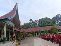 Sinergi Akhir Pekan, Gotong Royong dan Aksi Kreatif Benahi Kelas di MTsN 12 Tanah Datar
