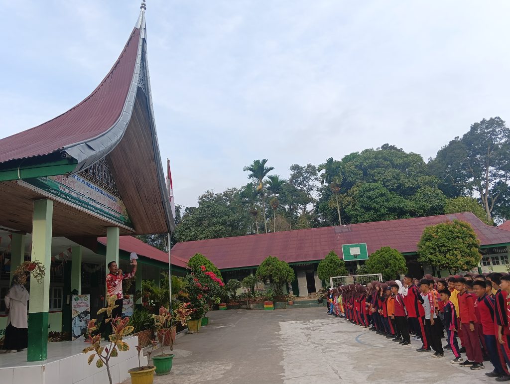 Sinergi Akhir Pekan, Gotong Royong dan Aksi Kreatif Benahi Kelas di MTsN 12 Tanah Datar