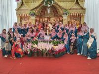 Semarak Baralek Gadang Putra Kepala MTsN 12 Tanah Datar, Keluarga Besar Madrasah Serahkan Cenderamata