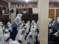 Dukung Program “KARENA” Kemenag Tanah Datar, MTsN 12 Tanah Datar Gelar Aksi Berbagi Bersama ASN, Non-ASN, dan Siswa
