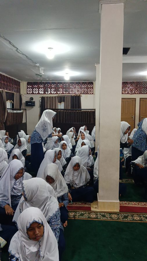 Dukung Program “KARENA” Kemenag Tanah Datar, MTsN 12 Tanah Datar Gelar Aksi Berbagi Bersama ASN, Non-ASN, dan Siswa